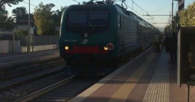 Muore a 16 anni investita da un treno